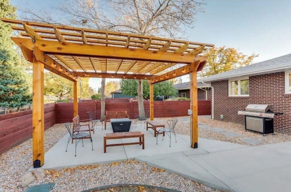 Spend the evening under the lighted pergola and warm up by the gas fire pit!