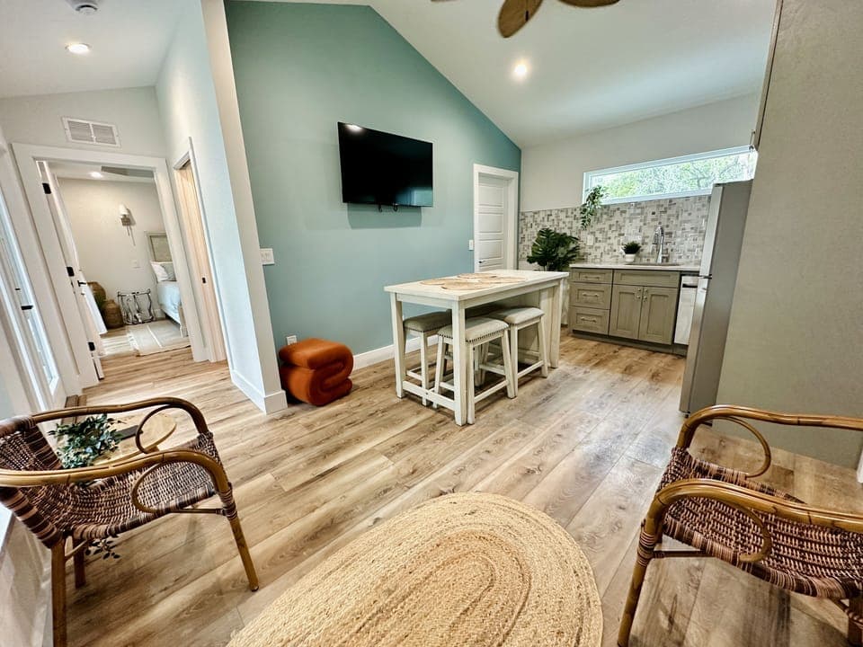 Living space in Pool cottage: 4 person island, 2 chairs, ottoman, 50" Roku TV