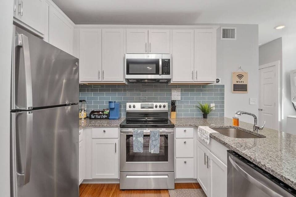 Full Kitchen - Electric Stove, Microwave, Dishwasher, Fridge, Fully Equipped, Granite Countertops