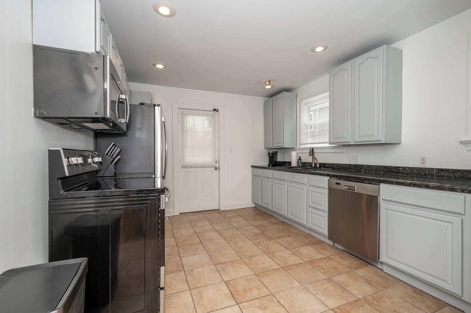 Condo, 1 Queen Bed, Balcony, Garden View | Private kitchen | Fridge, microwave, oven, stovetop
