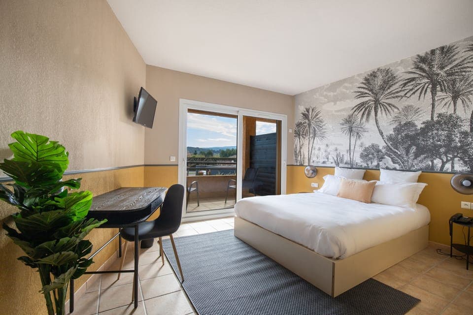 Premium bedding, desk, blackout drapes, soundproofing