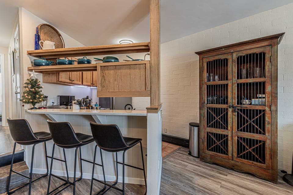 Kitchen and Breakfast Bar