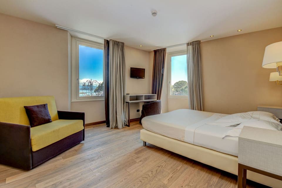 Deluxe Room, Lake View | Minibar, in-room safe, soundproofing, free WiFi