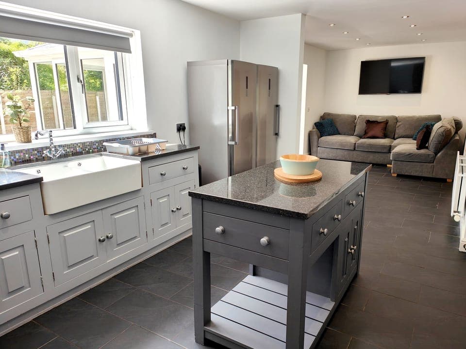 Cottage | Private kitchen | Fridge, dishwasher, electric kettle, toaster