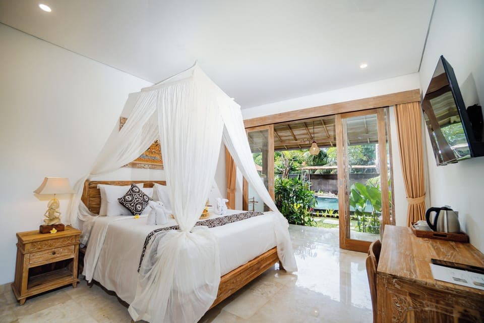 Suite Room | Desk, laptop workspace, free WiFi, bed sheets