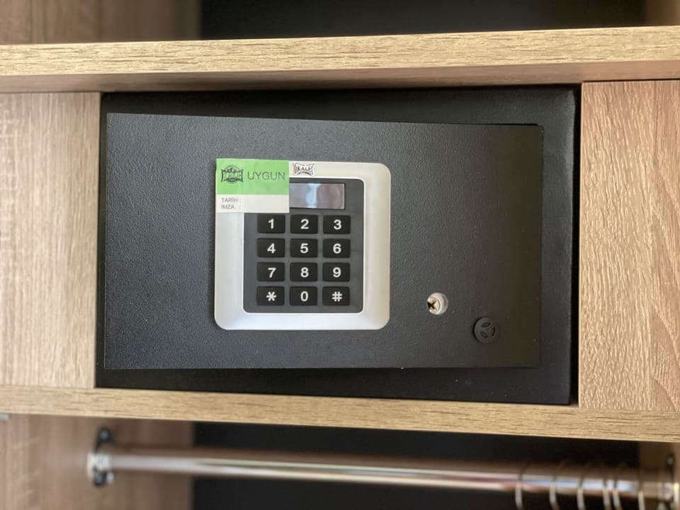 Desk, soundproofing, free WiFi, bed sheets