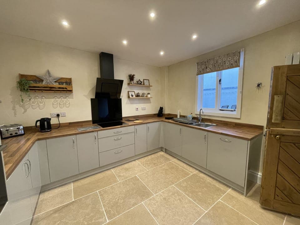 Cottage | Private kitchen | Dishwasher, cookware/dishes/utensils