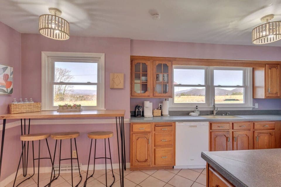 Breakfast bar with seating for three - Mountain Views!