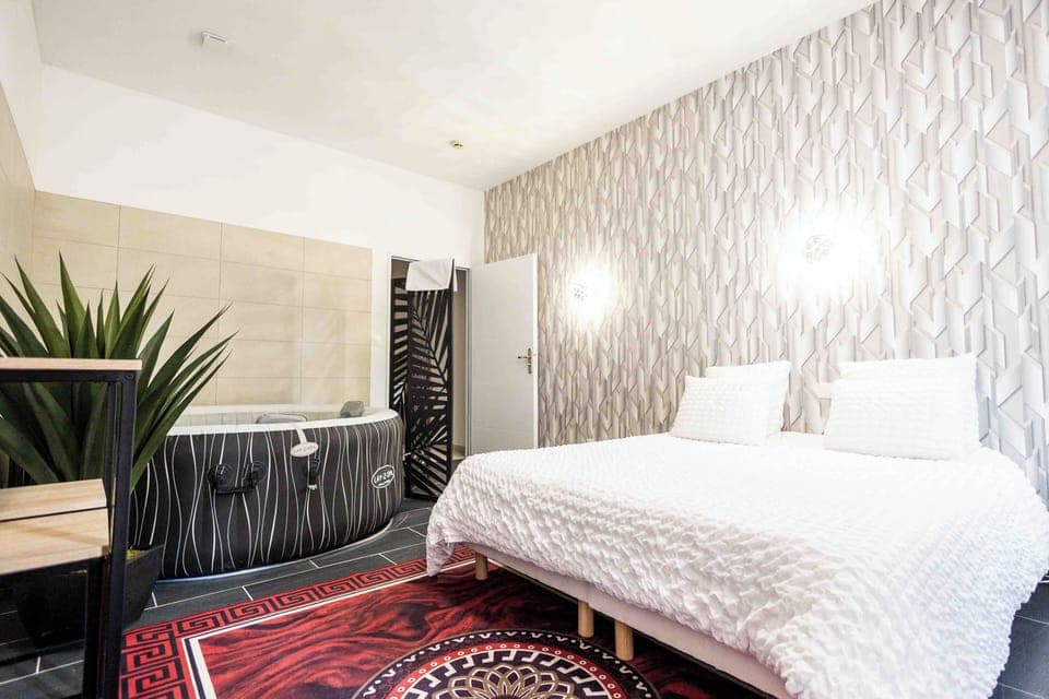 Hypo-allergenic bedding, in-room safe, free rollaway beds, free WiFi