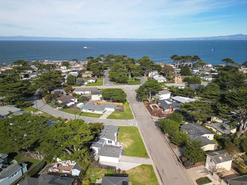 Spacious White House Lower Center - Short Walk to the Ocean