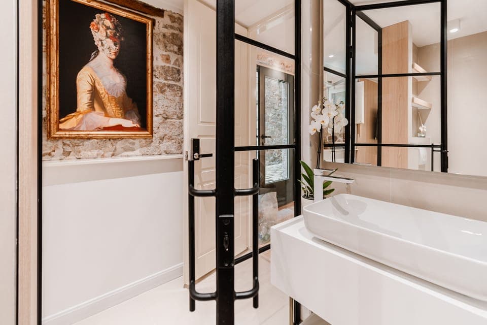Standard Room | Bathroom | Free toiletries, hair dryer, bathrobes, slippers