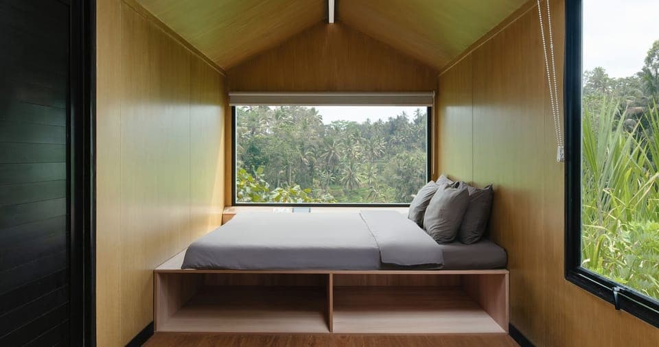 Desk, laptop workspace, free WiFi, bed sheets