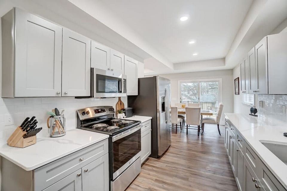 🍽️ Fully equipped kitchen with stainless appliances, Keurig, and everything you need to cook & gather.