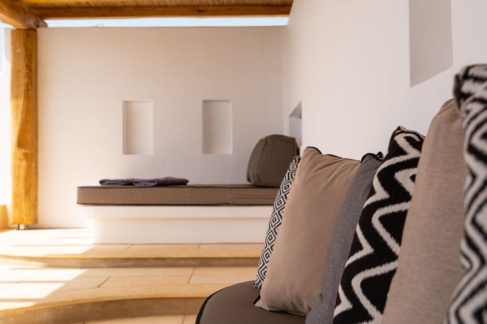 Superior Suite, Sea View, Infinity Private Pool | Living area