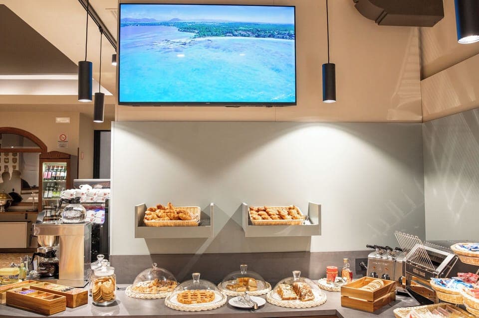 Breakfast, lunch and dinner served