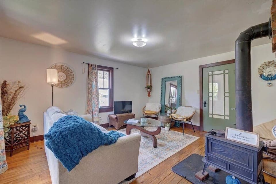 Cozy, light-filled living room with boho charm & vintage details