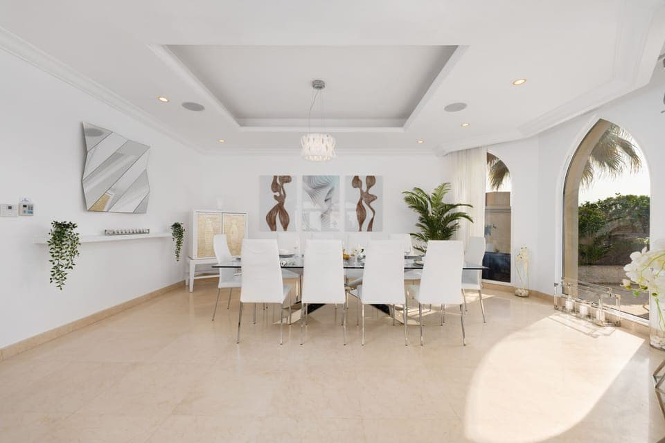 Deluxe Villa, 5 Bedrooms | Dining room