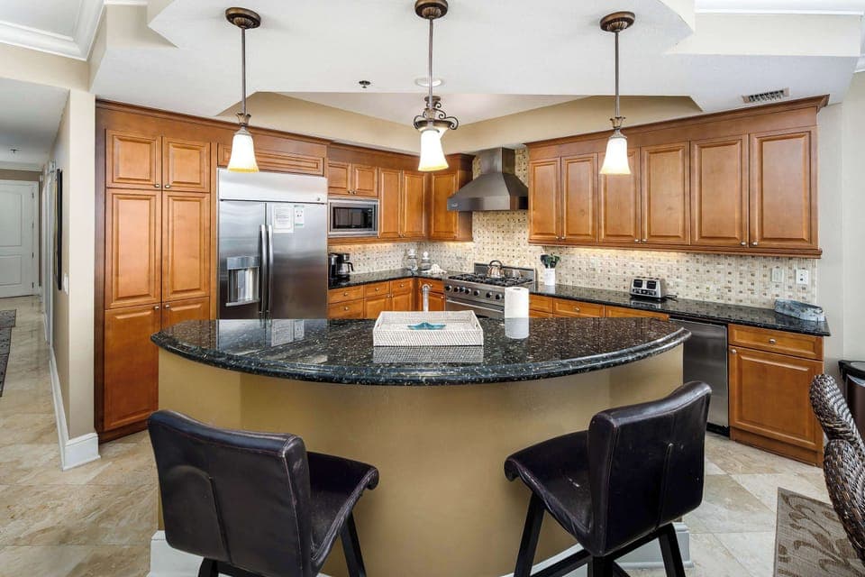 Kitchen with breakfast bar