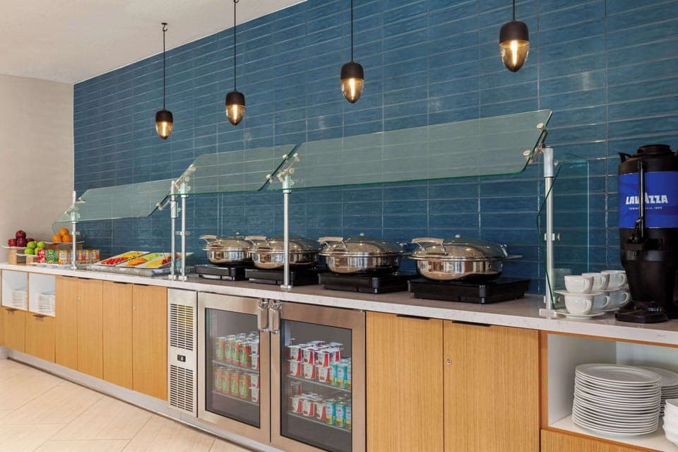 Daily buffet breakfast (USD 25 per person)