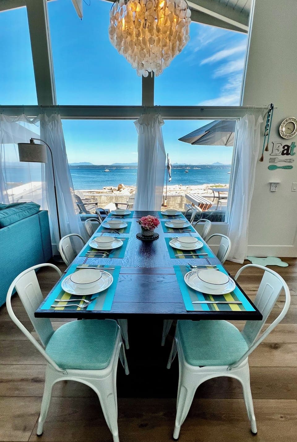 Family dining for 8 persons.