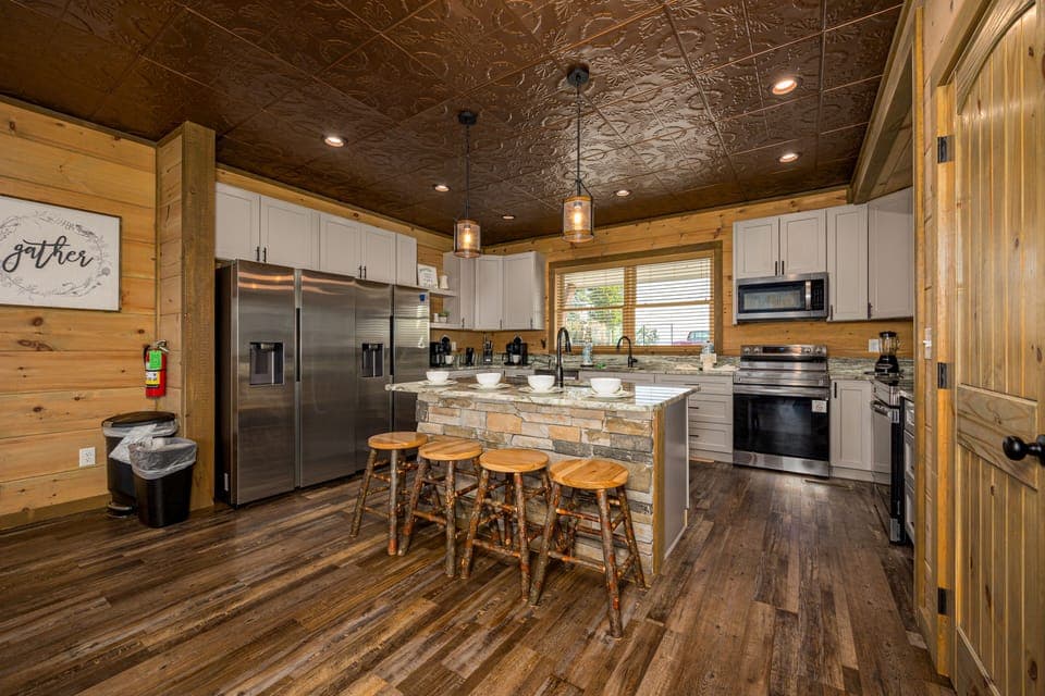 Fully equipped kitchen: cook/bake/dinner/silver-ware provided