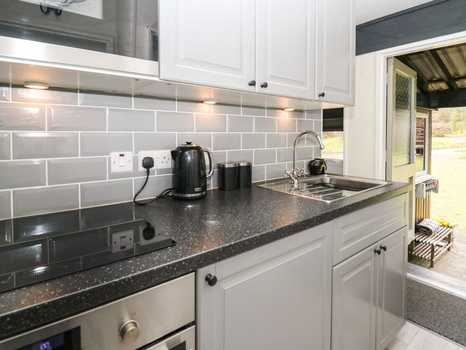 Fridge, cookware/dishes/utensils