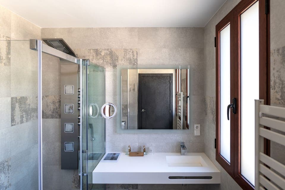Junior Double Room | Bathroom | Shower, hydromassage showerhead, hair dryer, slippers