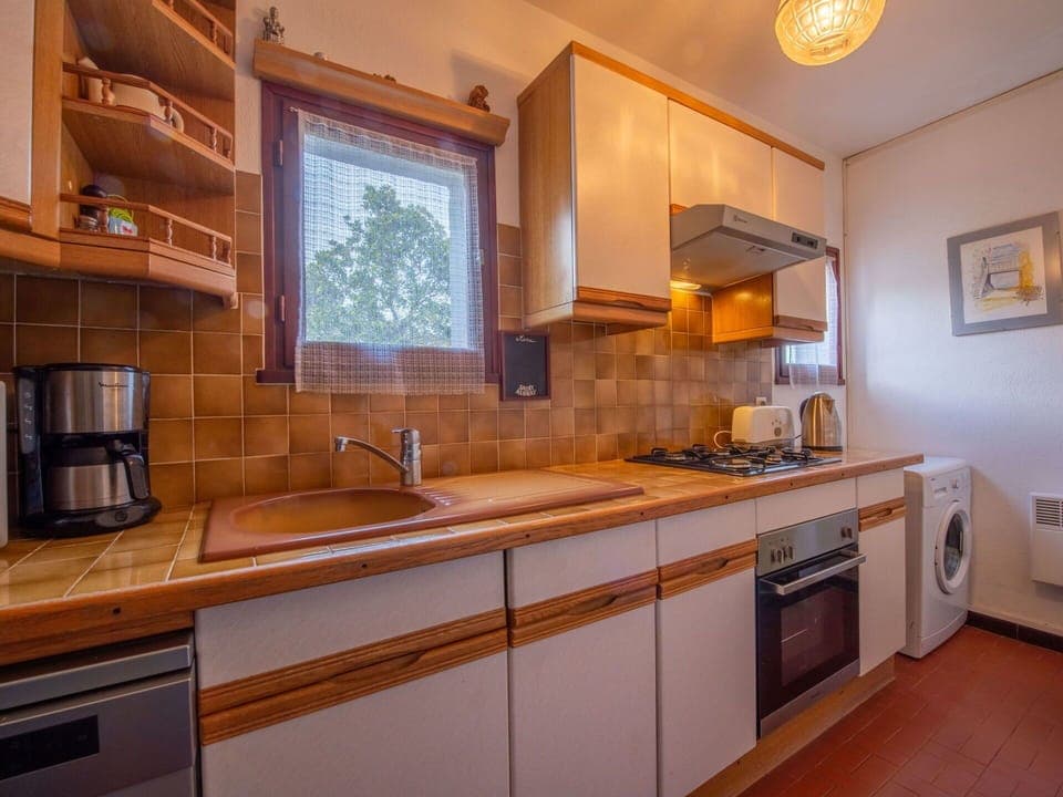 Tap, Cabinetry, Kitchen Sink, Countertop, Property, Sink, Wood, Plumbing Fixture, Kitchen, Home Appliance