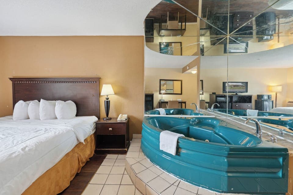 Exclusive Room, 1 King Bed | Iron/ironing board, free WiFi, bed sheets