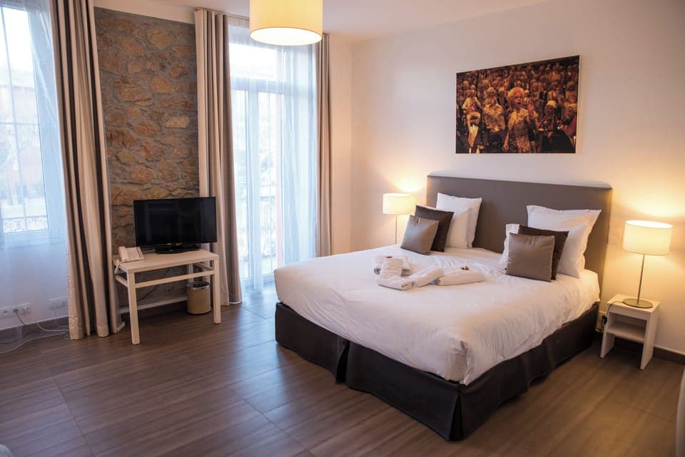 Junior Suite | Minibar, in-room safe, individually decorated, desk