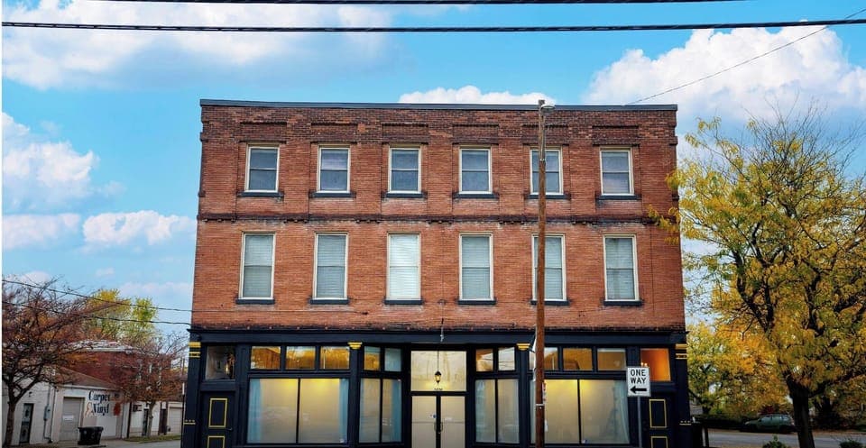 Welcome to SuperStays, the go-to destination for retreat planning along the Kentucky Bourbon Trail. This historic haven blends comfort with convenience, making it the perfect base for your next adventure.