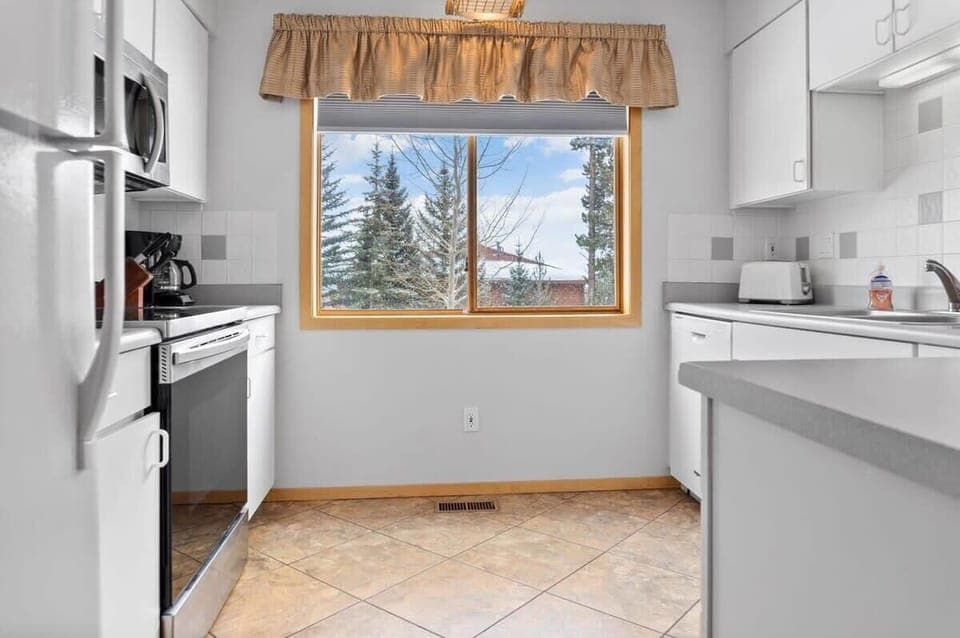 In the spacious and fully equipped condo, you can prepare a meal while still enjoying the view of the beautiful surroundings!