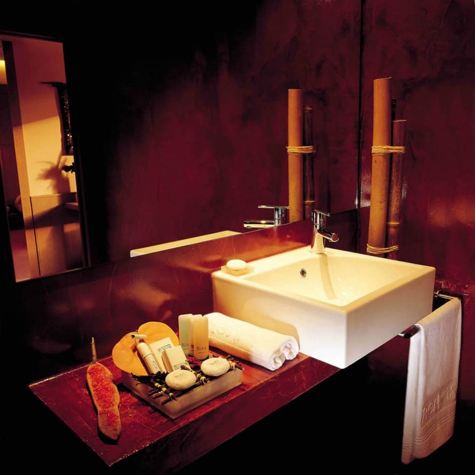 Classic Double Room, 1 Queen Bed | Bathroom | Free toiletries, hair dryer, bidet, towels