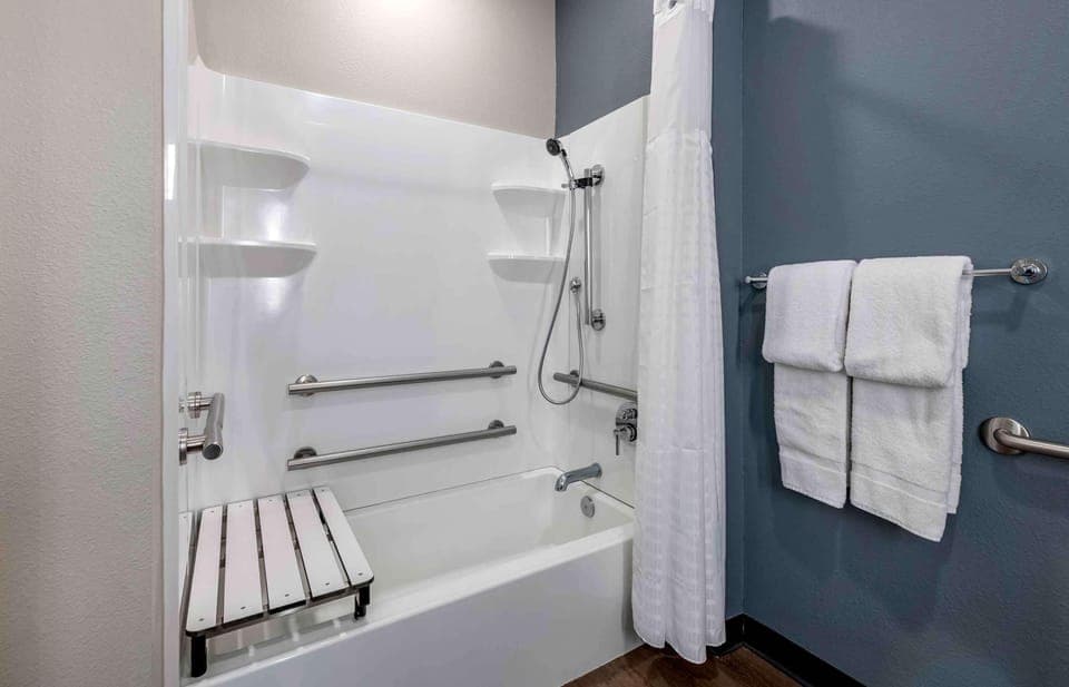 Studio, 1 Queen Bed, Accessible, Non Smoking | Bathroom | Towels