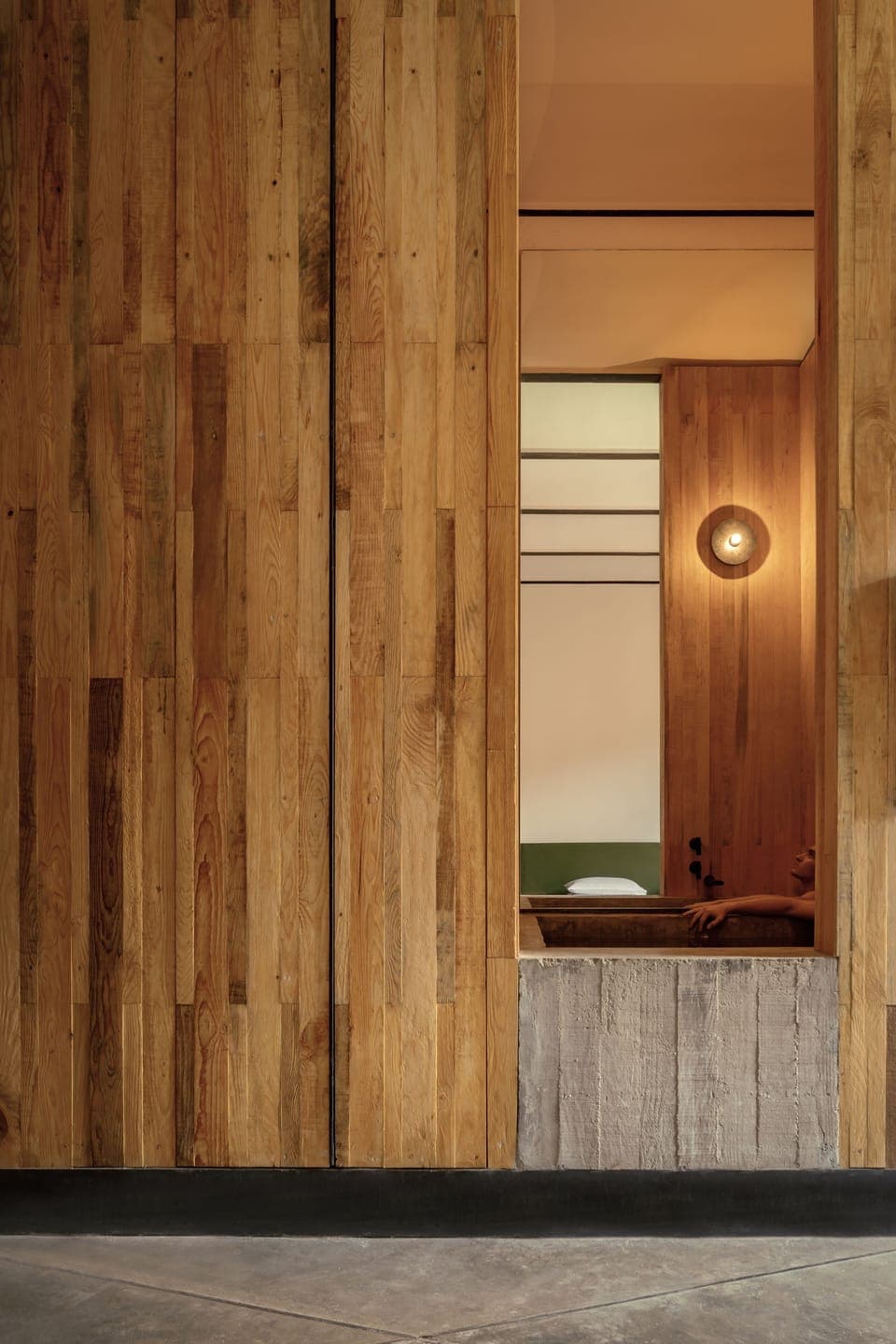 Deluxe Room | Bathroom | Shower, rainfall showerhead, hair dryer, towels