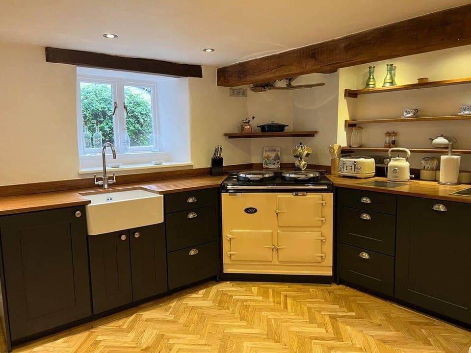 House | Private kitchen | Fridge, microwave, oven, stovetop