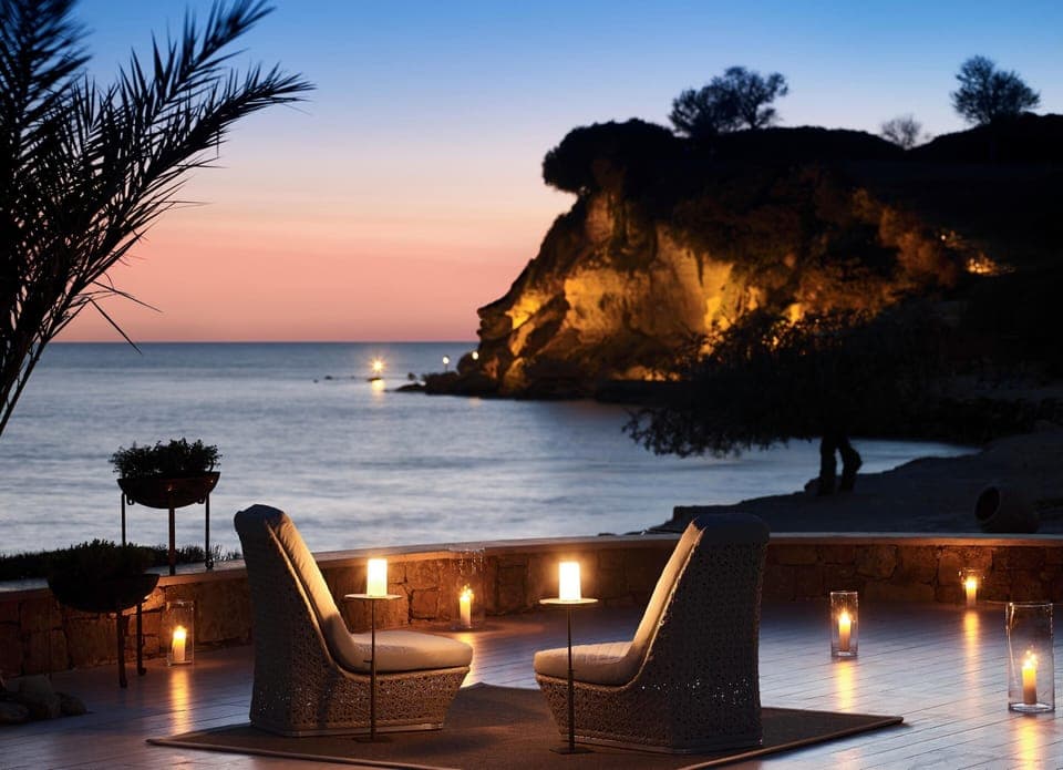 2 bars/lounges, poolside bar, beach bar