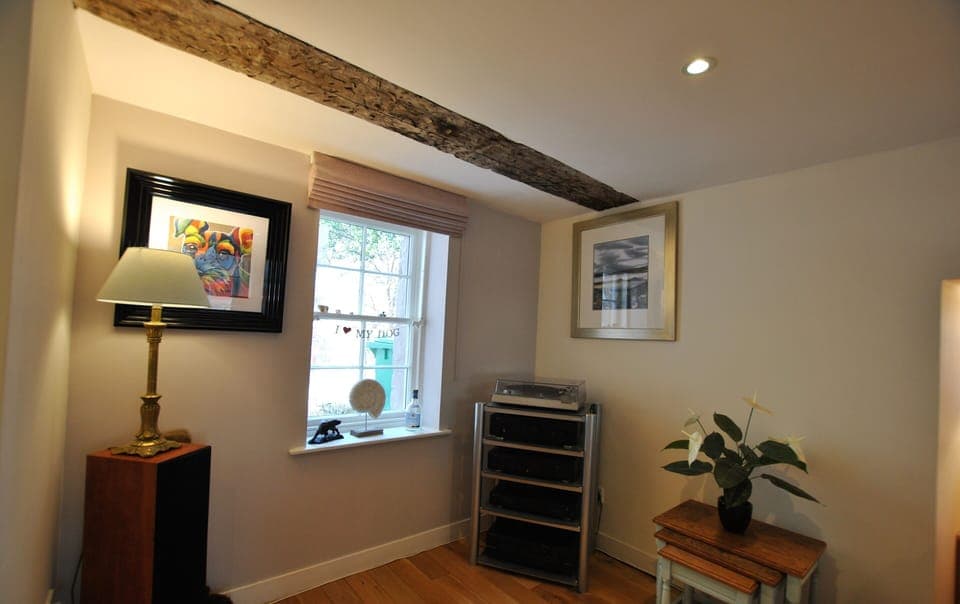 There is a large record collection that you can enjoy listening to on the turntable