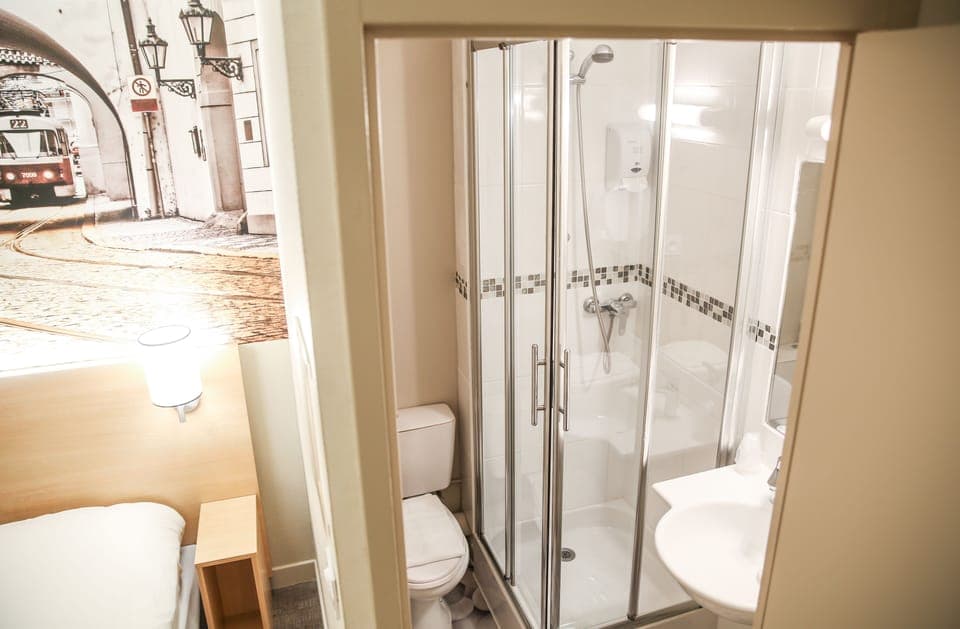 Desk, soundproofing, free WiFi, bed sheets