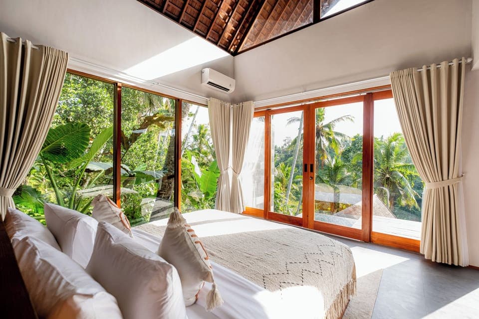 Minibar, desk, free WiFi, bed sheets