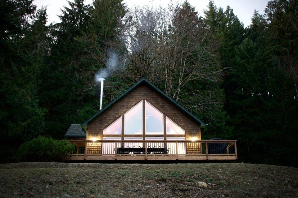 The Lazy Bear Hideaway is available for your next Washington adventure! 