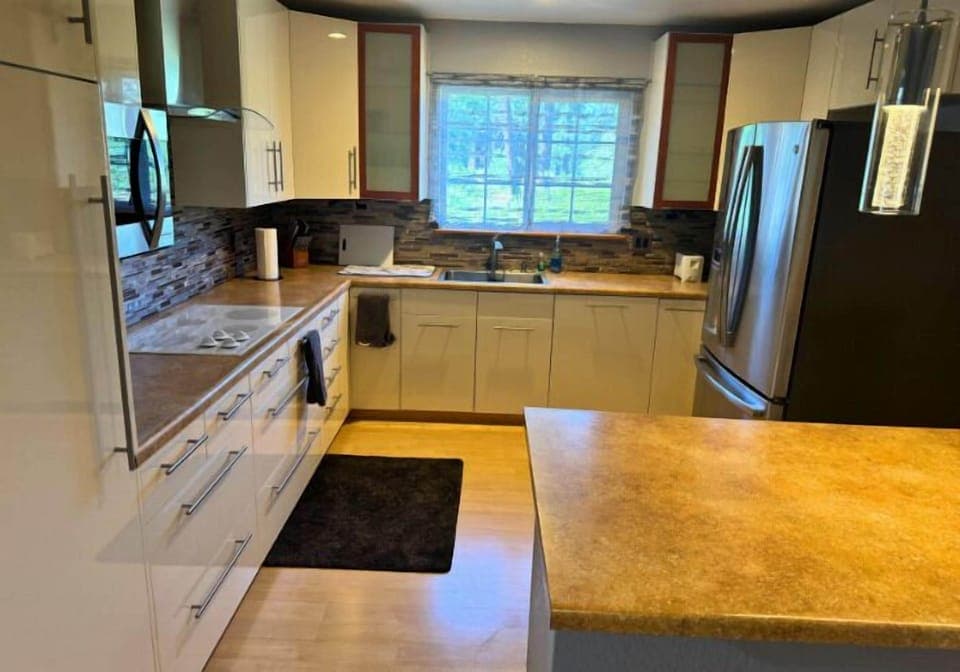 Signature Studio Suite | Private kitchen | Mini-fridge, microwave, coffee/tea maker