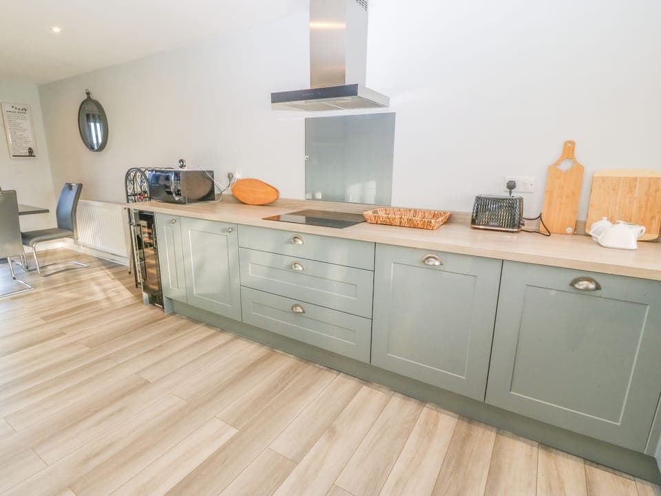 Fridge, dishwasher, cookware/dishes/utensils