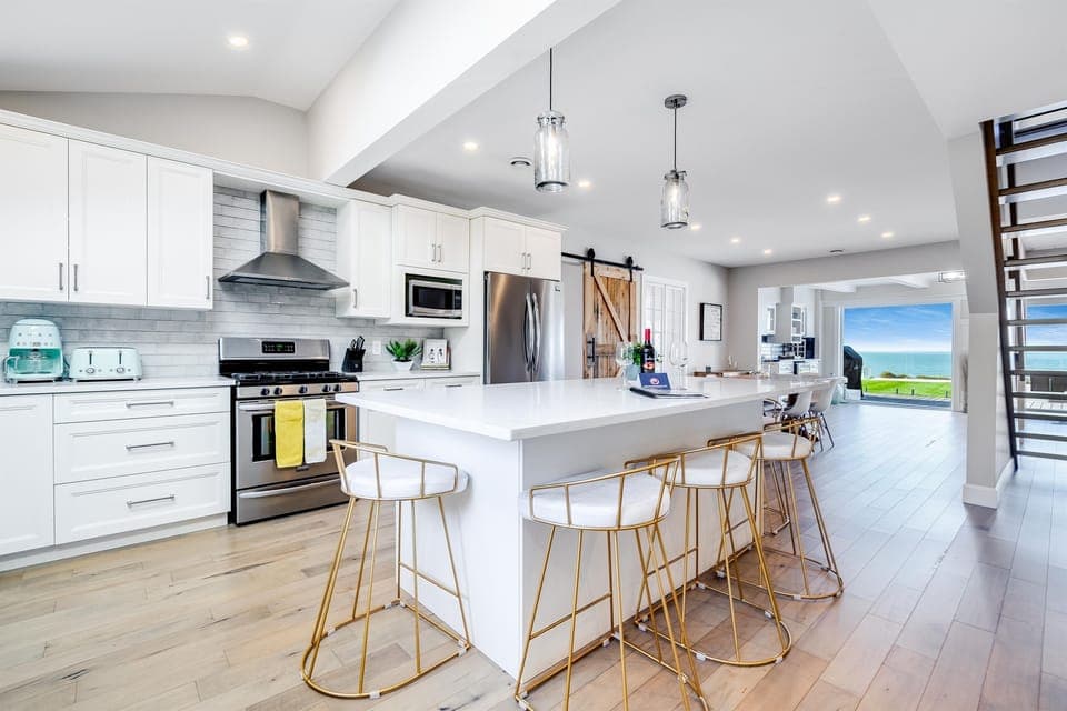 Cook, dine, and take in uninterrupted lake views.