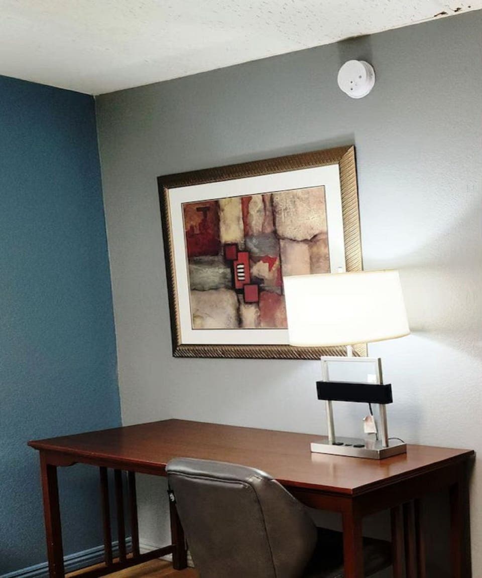 Deluxe Room, 1 Queen Bed | Room amenity