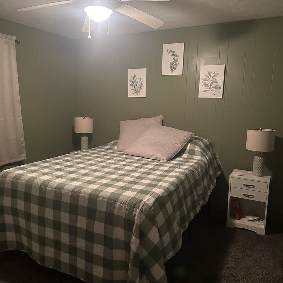 Queen memory foam mattress, USB ports in each nightstand, sounds machine.