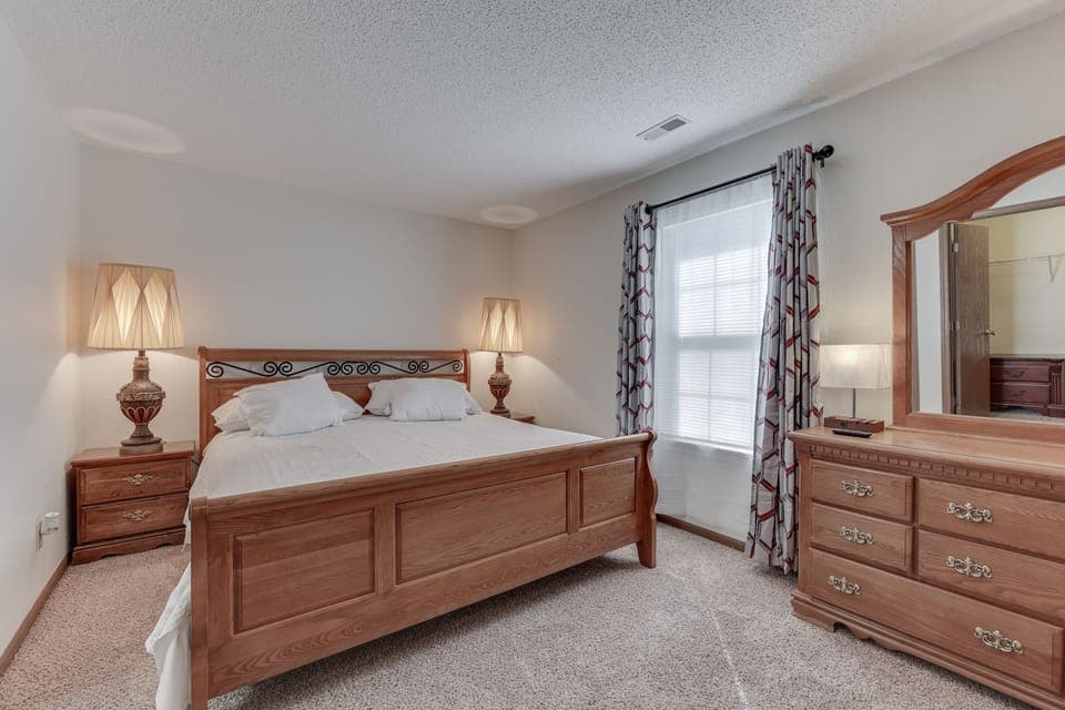 3 bedrooms, iron/ironing board, WiFi, bed sheets