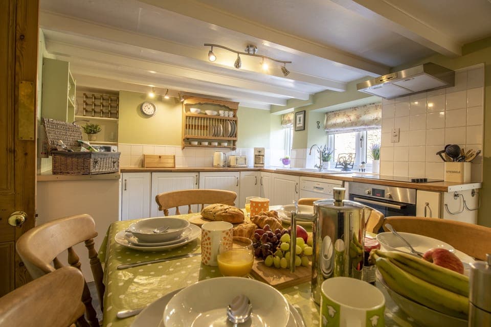 Burn Cottage, Askrigg: Dining area with kitchen beyond