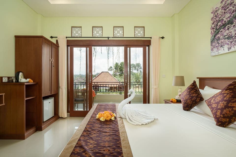 Deluxe Double Room, Mountain View | Minibar, in-room safe, desk, soundproofing