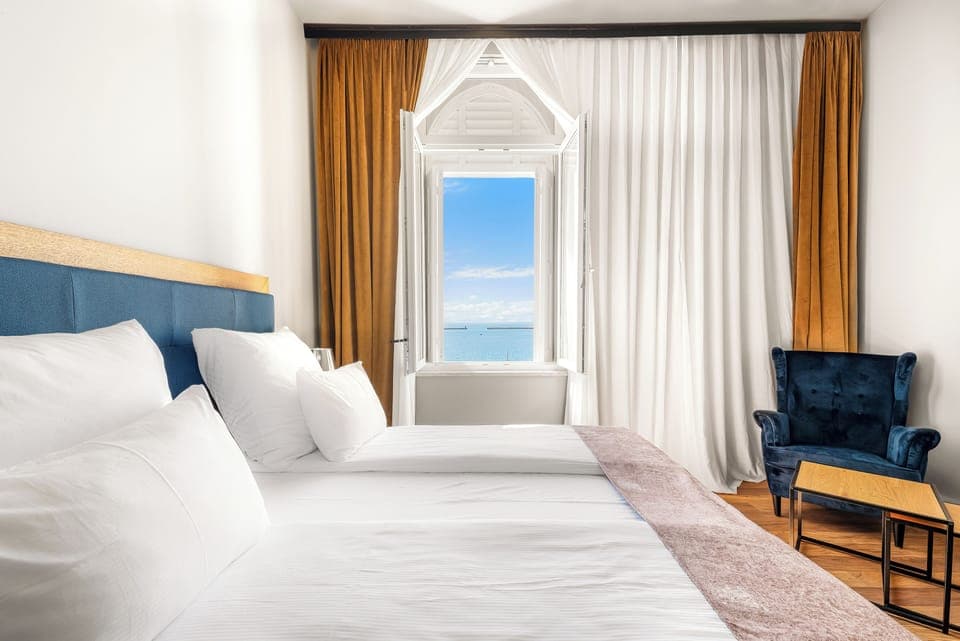 Luxury Room | Minibar, in-room safe, desk, blackout drapes